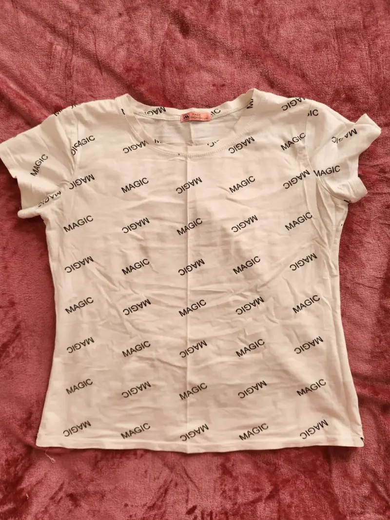 Polera blanca con estampado Magic para mujer - 1