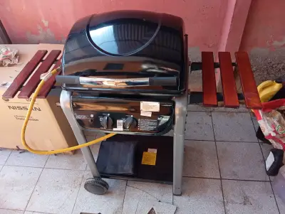 Parrilla a gas con dos quemadores y mesas laterales - miniatura 1