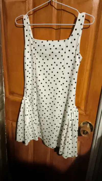 Vestido blanco con lunares negros y diseño ajustable - miniatura 1