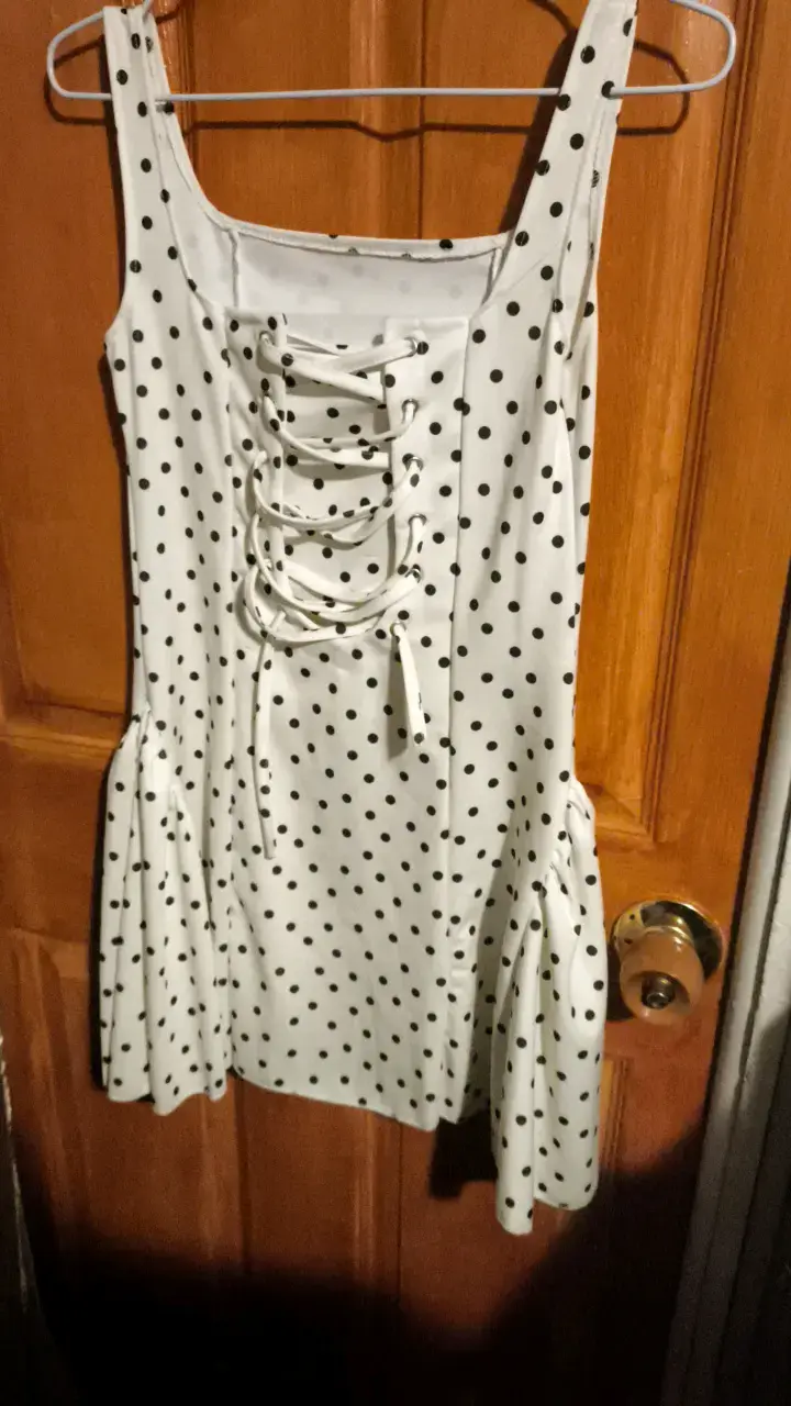 Vestido blanco con lunares negros y diseño ajustable - 2
