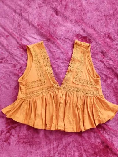 Blusa sin mangas color mostaza con encaje - miniatura 1