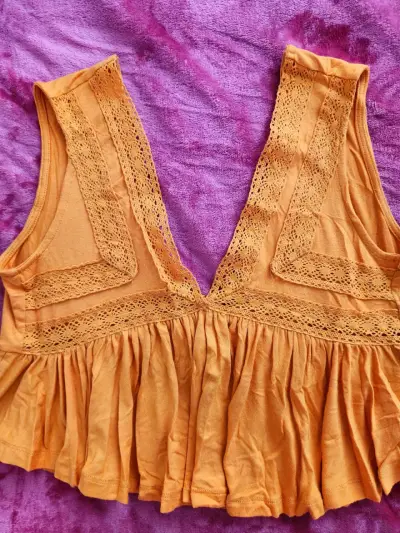 Blusa sin mangas color mostaza con encaje - miniatura 2
