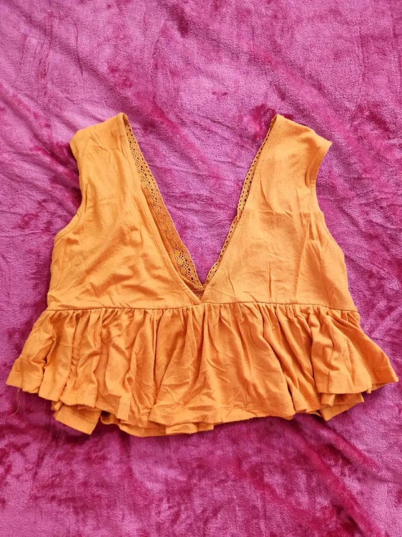 Blusa sin mangas color mostaza con encaje - 3