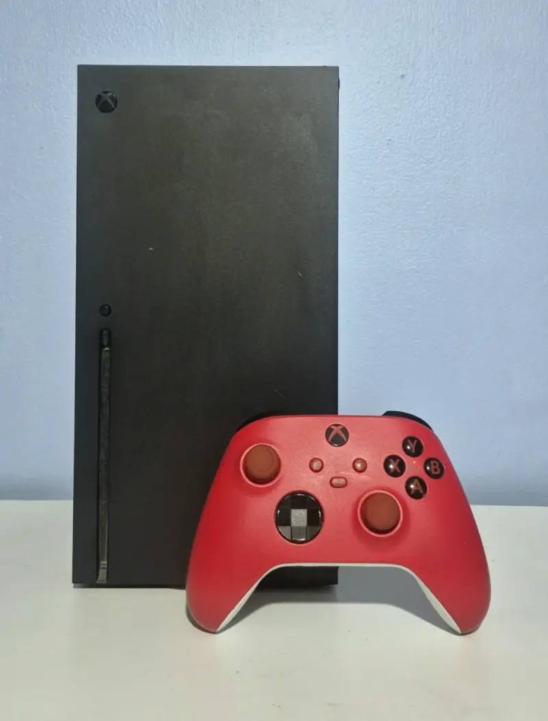 Consola Xbox Series X con control rojo - 1