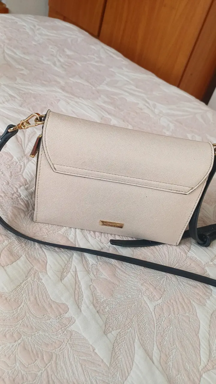 Cartera beige con correa ajustable - 1