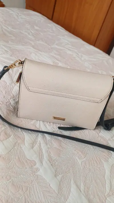 Cartera beige con correa ajustable - miniatura 1