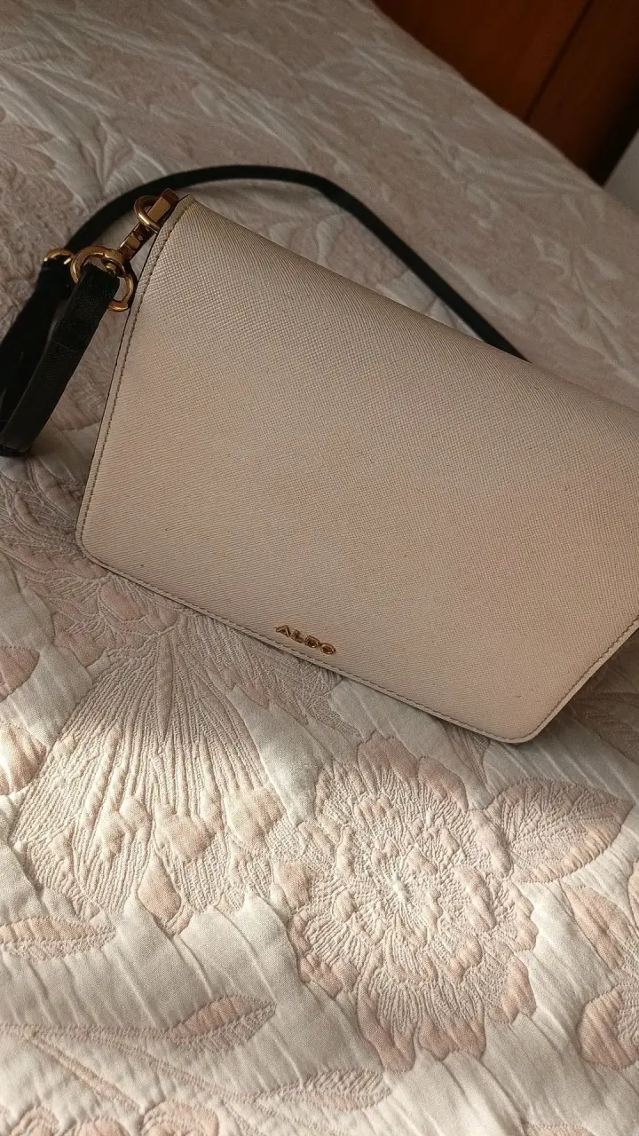 Cartera beige con correa ajustable - 2