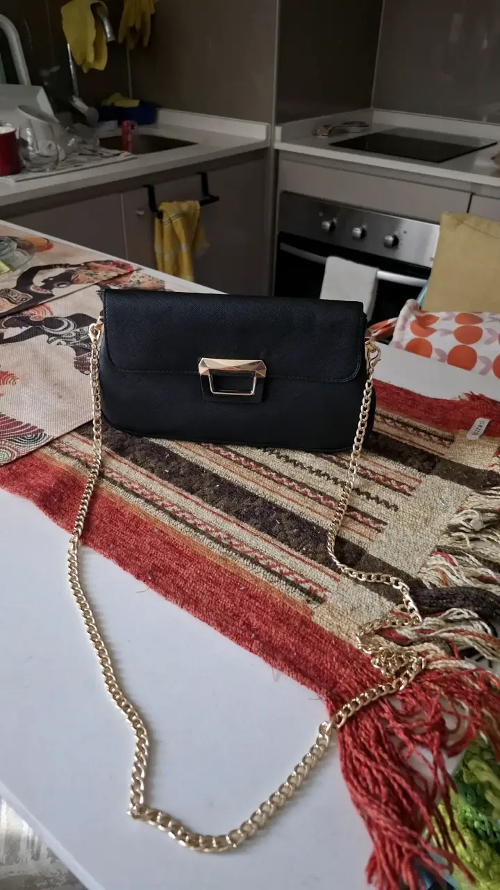 Cartera negra elegante con cadena dorada - 2