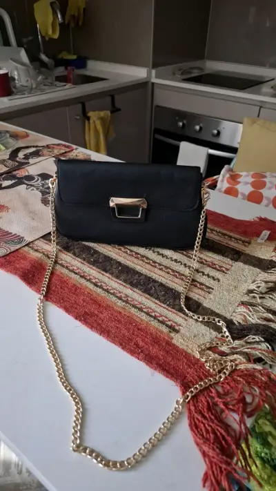 Cartera negra elegante con cadena dorada - miniatura 2