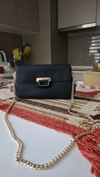 Cartera negra elegante con cadena dorada - miniatura 3