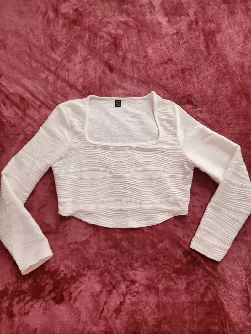 Top corto blanco con textura de manga larga - 1
