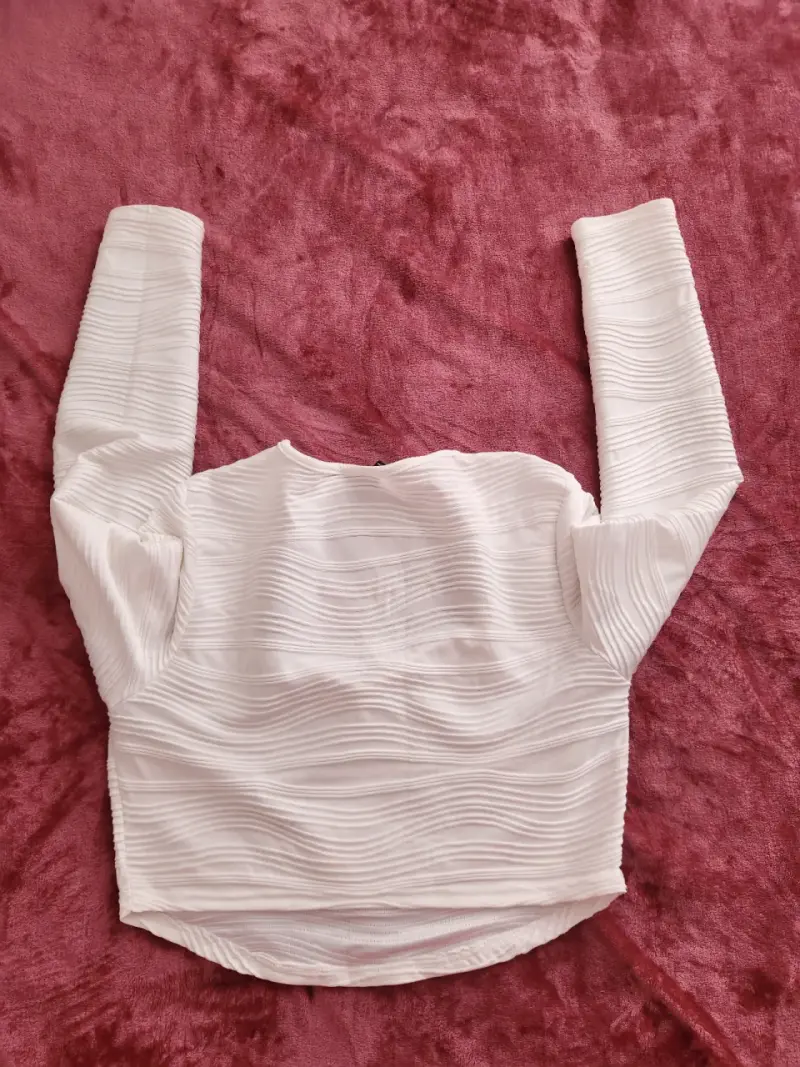 Top corto blanco con textura de manga larga - 3
