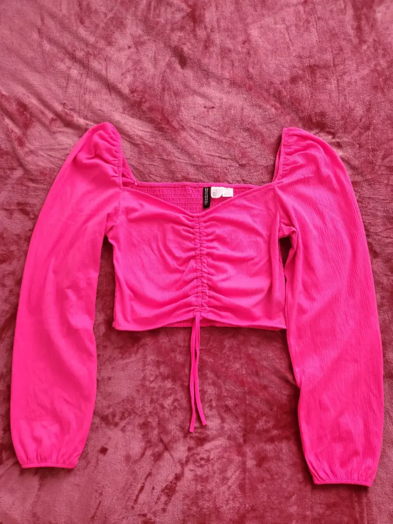 Blusa fucsia con mangas abullonadas - 3