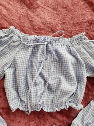 Blusa de cuadros vichy azul con hombros descubiertos - miniatura 3