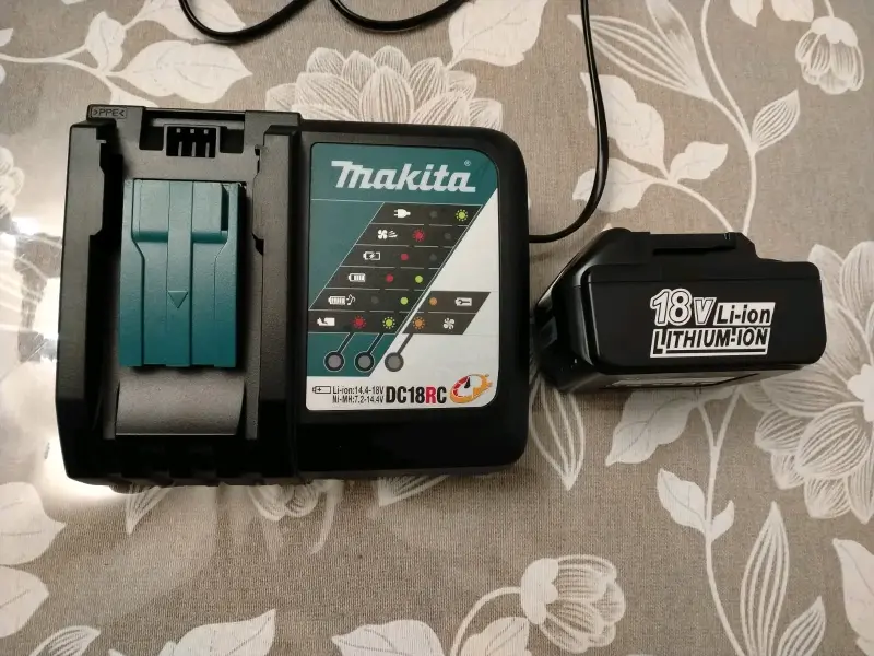 Cargador y batería Makita 18V Li-ion - 1
