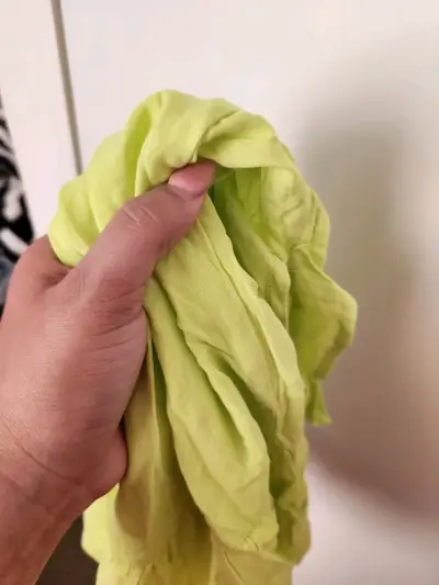 Blusa verde limon sin mangas para mujer - miniatura 4