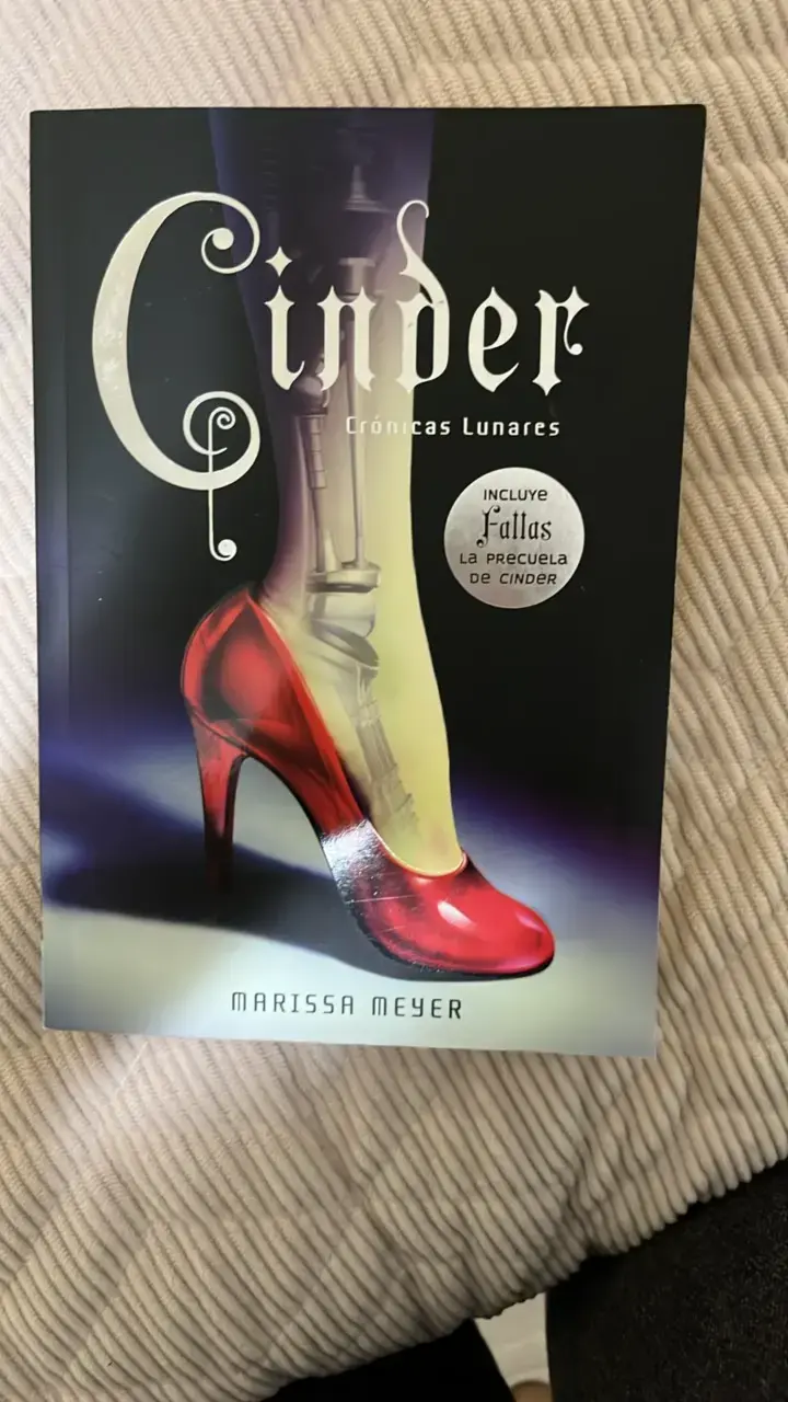 Libro Cinder Crónicas Lunares de Marissa Meyer - 1