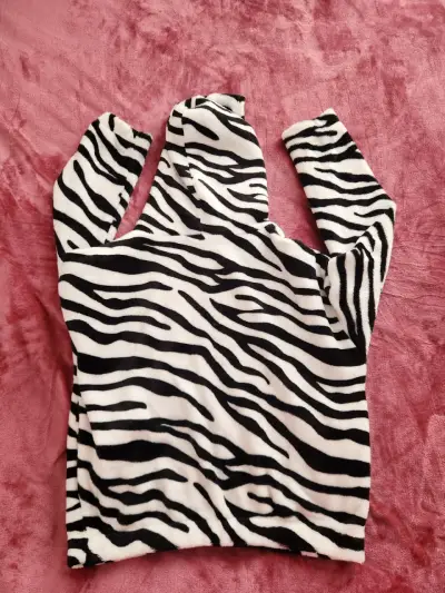 Polerón con capucha estampado cebra para mujer - miniatura 3