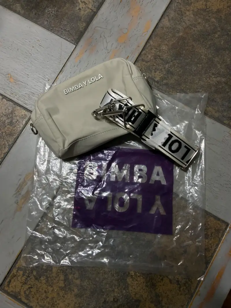 Riñonera Bimba y Lola beige y negra con correa ajustable - 1