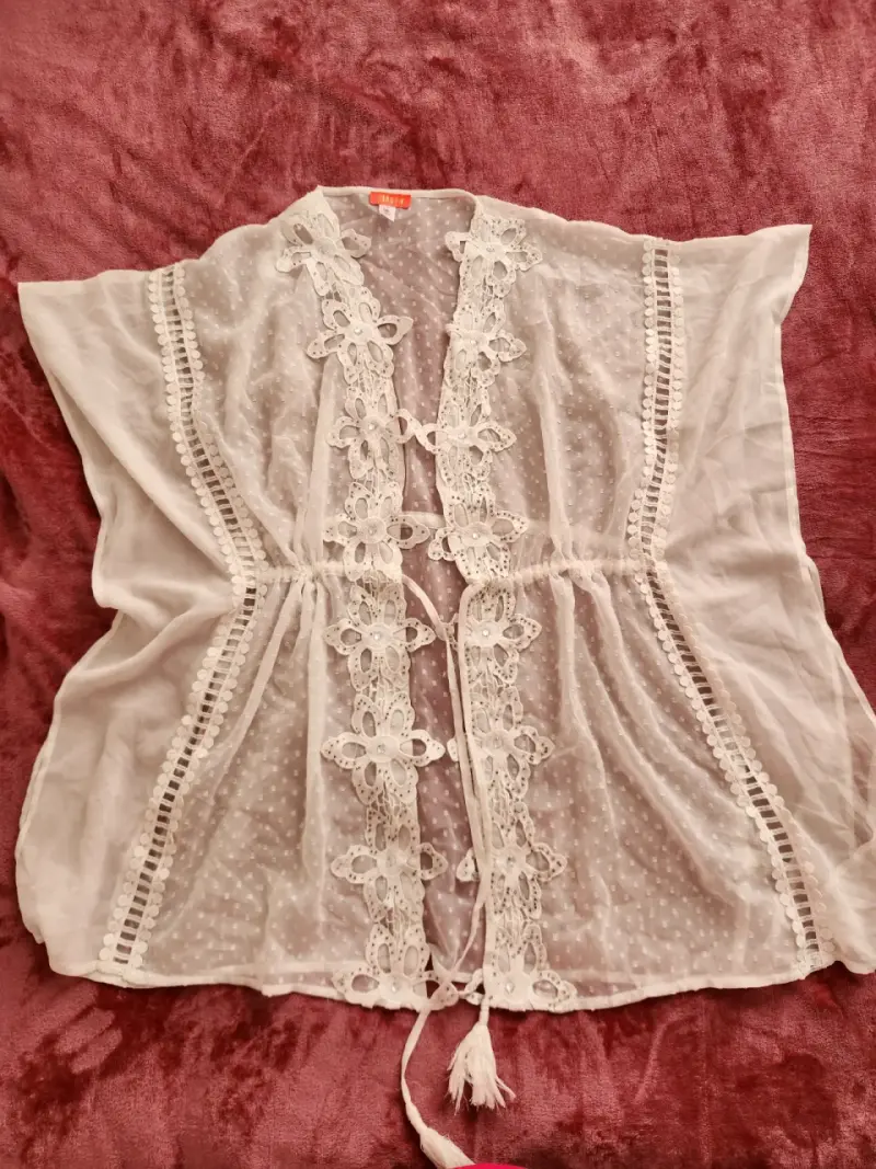 Kimono de encaje blanco con detalles florales - 1