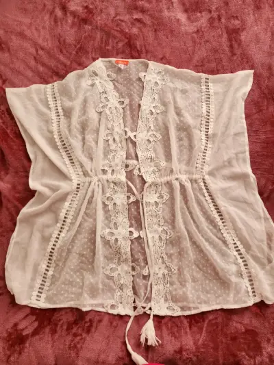 Kimono de encaje blanco con detalles florales - miniatura 1