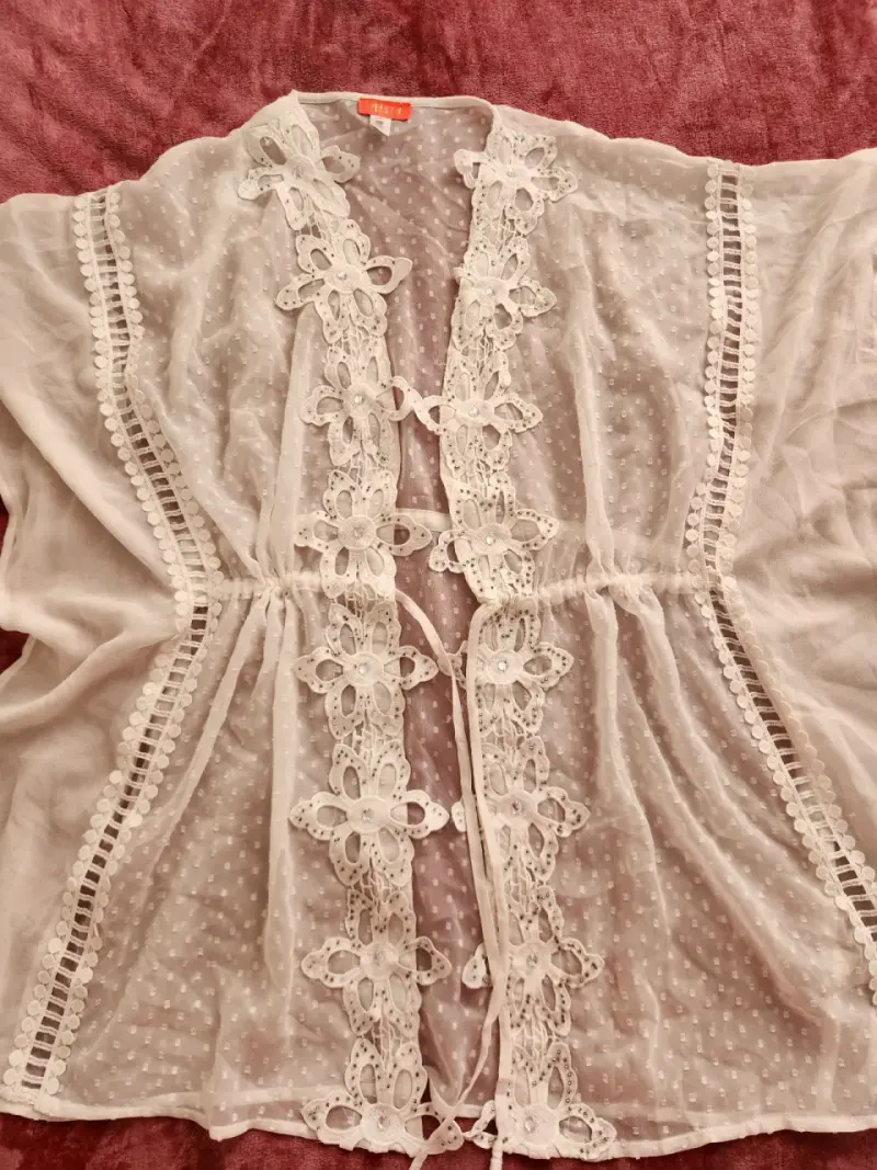 Kimono de encaje blanco con detalles florales - 2