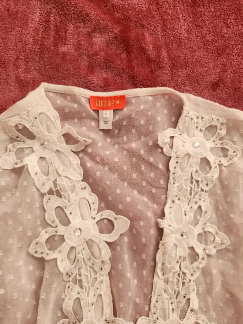 Kimono de encaje blanco con detalles florales - 3