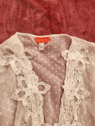 Kimono de encaje blanco con detalles florales - miniatura 3
