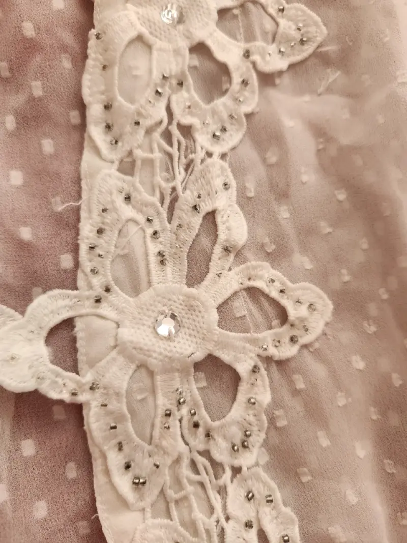 Kimono de encaje blanco con detalles florales - 4