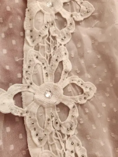 Kimono de encaje blanco con detalles florales - miniatura 4