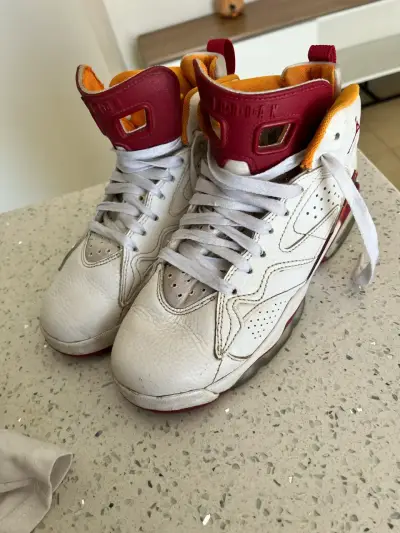 Zapatillas deportivas Air Jordan blancas y rojas - miniatura 3