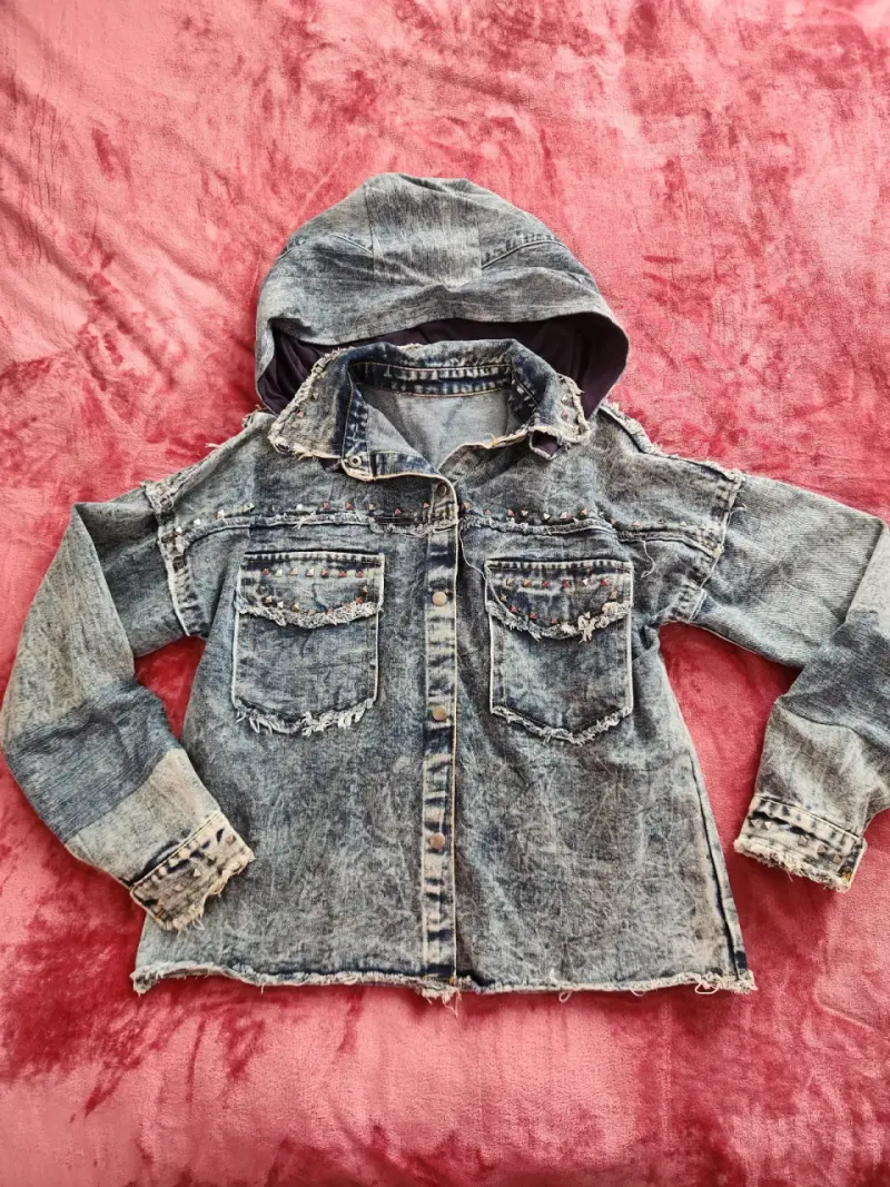 Chaqueta de mezclilla con capucha y detalles desgastados - 1