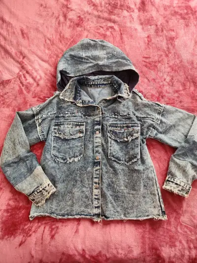 Chaqueta de mezclilla con capucha y detalles desgastados - miniatura 1
