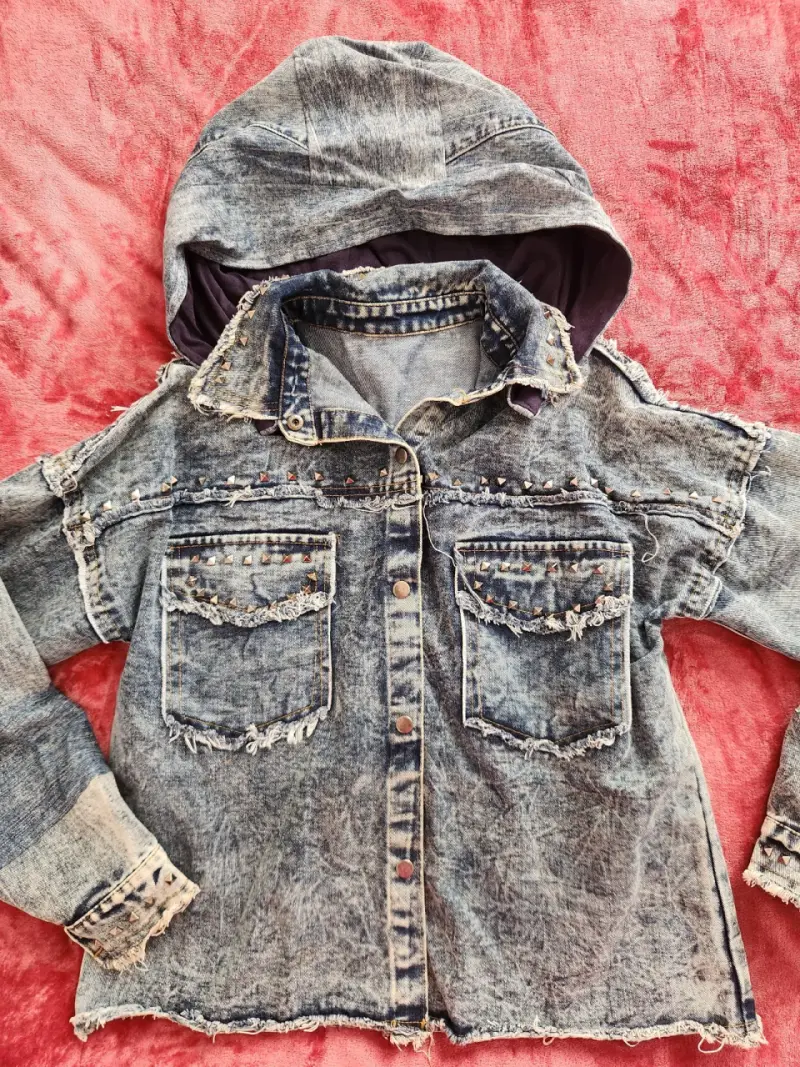 Chaqueta de mezclilla con capucha y detalles desgastados - 2