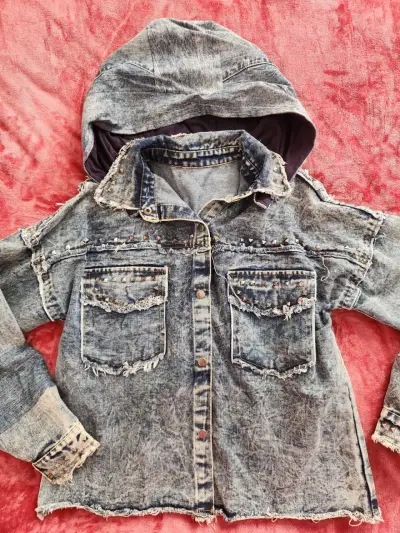 Chaqueta de mezclilla con capucha y detalles desgastados - miniatura 2