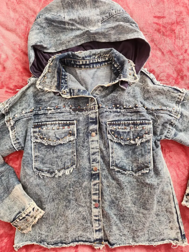 Chaqueta de mezclilla con capucha y detalles desgastados - 3