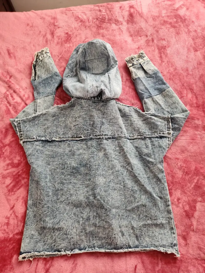 Chaqueta de mezclilla con capucha y detalles desgastados - 4