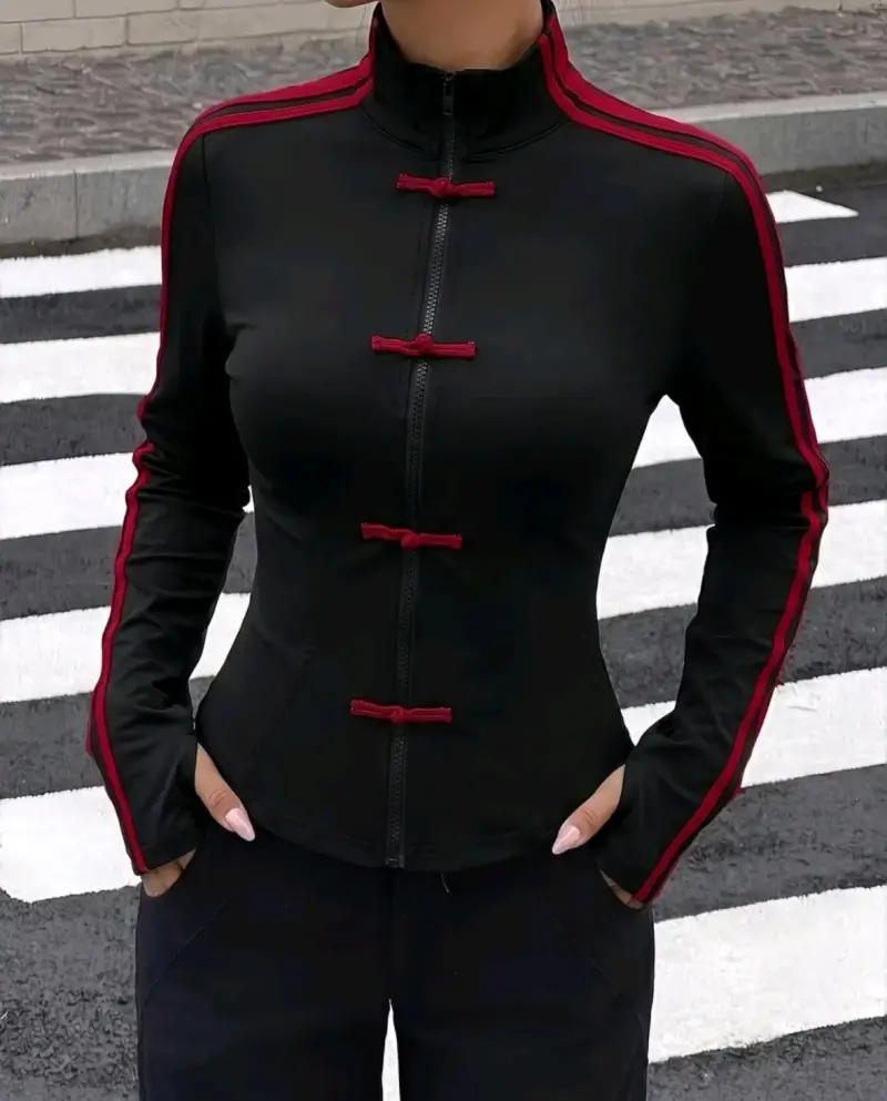 Chaqueta deportiva negra con detalles rojos asiáti - 2