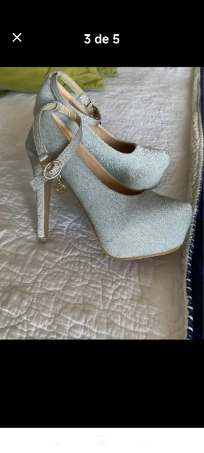 Tacones plateados con plataformama y pulsera - miniatura 2