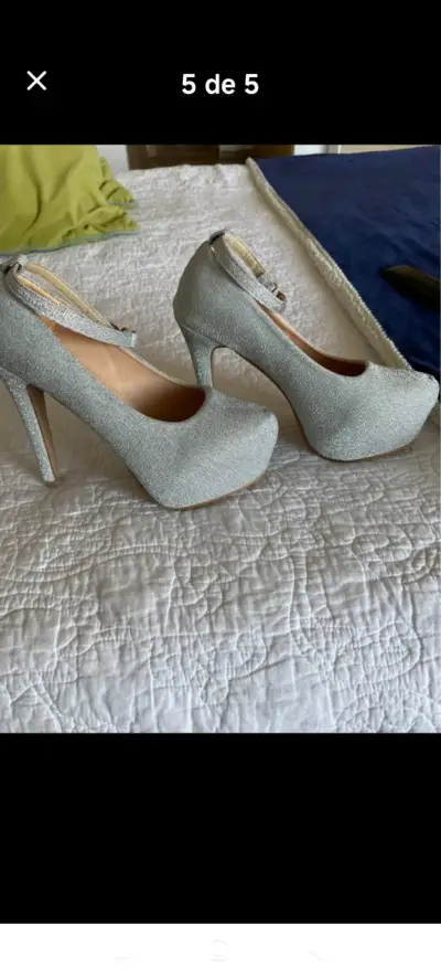 Tacones plateados con plataformama y pulsera - miniatura 3