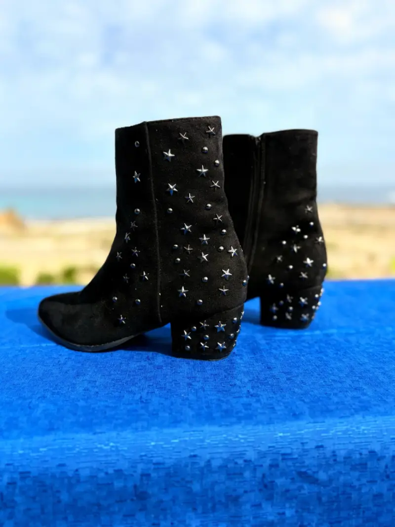 Botines negros con tachas de estrellas decorativas - 2