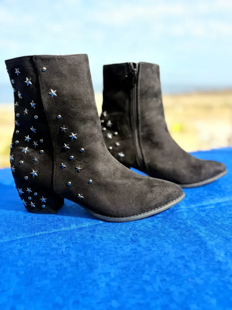 Botines negros con tachas de estrellas decorativas - 3