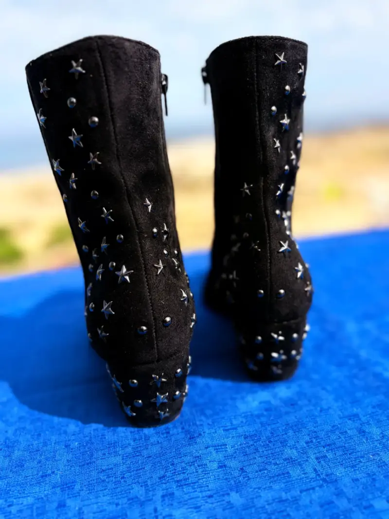 Botines negros con tachas de estrellas decorativas - 4