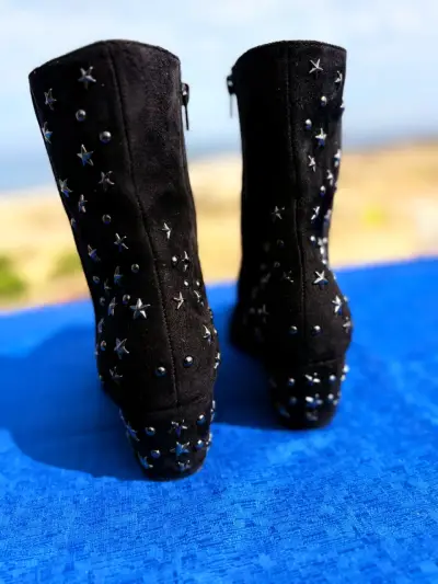 Botines negros con tachas de estrellas decorativas - miniatura 4