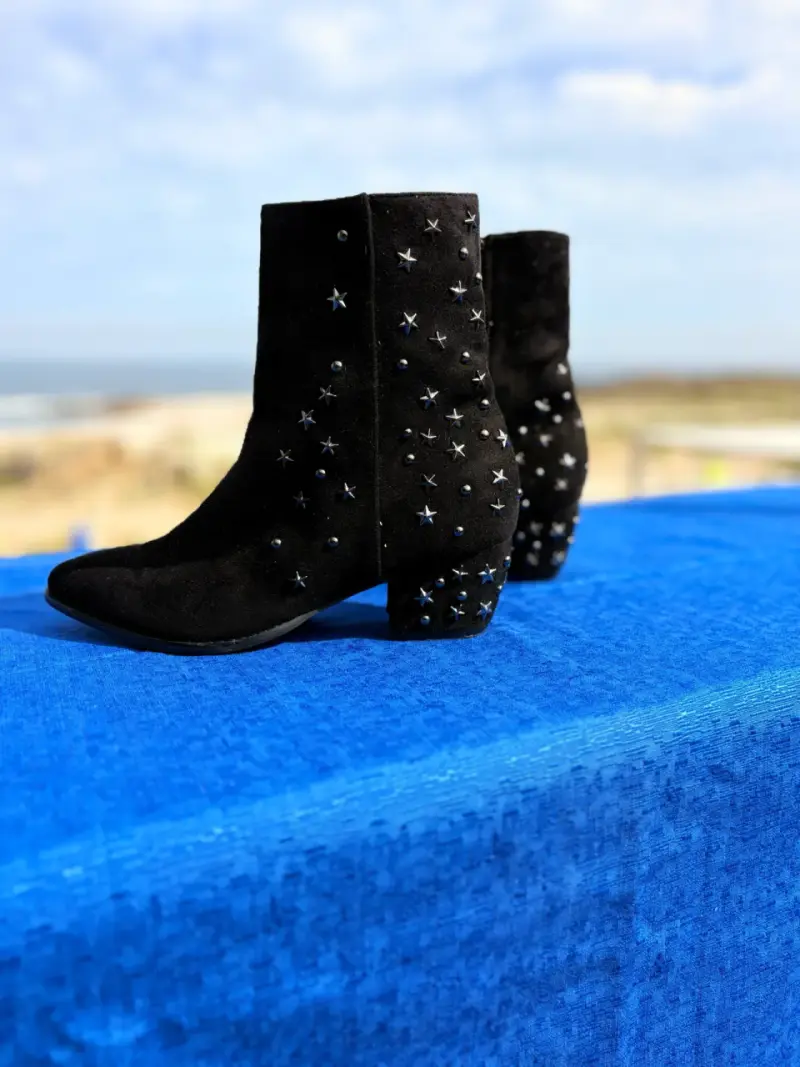 Botines negros con tachas de estrellas decorativas - 5