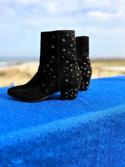 Botines negros con tachas de estrellas decorativas - miniatura 5