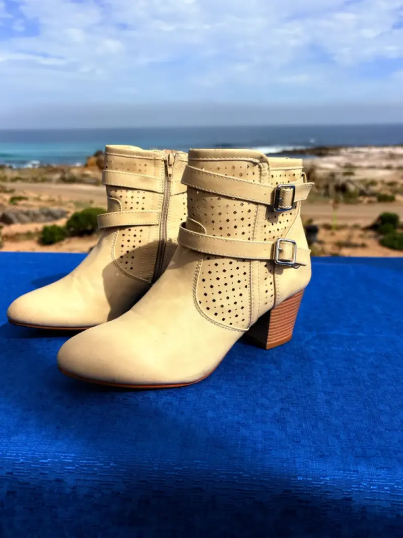 Botines de cuero beige con hebillas - 1