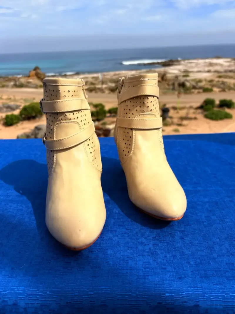 Botines de cuero beige con hebillas - 3