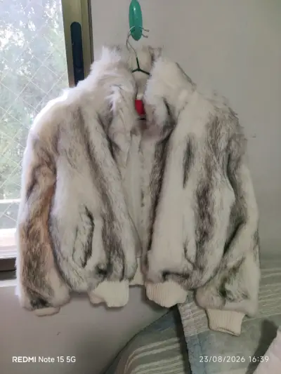 Chaqueta de piel sintética blanca con cremallera - miniatura 1
