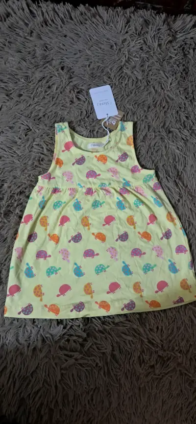 Vestido infantil amarillo con estampado de tortugas - miniatura 2